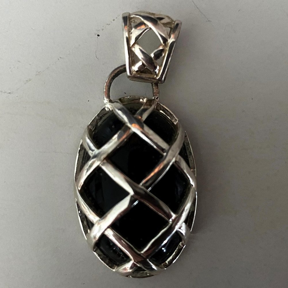 🌟 LAST CALL!!! 🌟 LIKE NEW! Oval Black & Silver Pendant